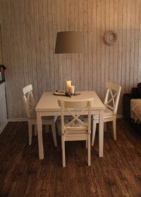 Gemütlichkeit und zusammen sein Zentral im Raum der Platz, an dem Sie es sich gemeinsam schmecken lassen können. Ein Ort um sich auszutauschen, Spiele zu spielen und miteinander zu sein..