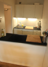 Klein aber fein, und alles darin, was man für ein gutes Mahl braucht.
Induktionsherd, Backofen, Kaffeemaschine und falls es doch einmal Fisch sein sollte: eine Spülmaschine.
