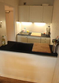 Klein aber fein, und alles darin, was man für ein gutes Mahl braucht.
Induktionsherd, Backofen, Kaffeemaschine und falls es doch einmal Fisch sein sollte: eine Spülmaschine.